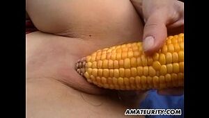 Unexperienced gf fucktoys her cunt with corn outdoor