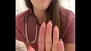 enfermera se masturba en el baÃ±o del health center